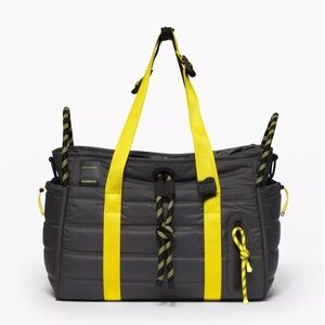 FACE FORWARD DUFFEL
Limited edition 

 *LULULEMON X ROKSANDA